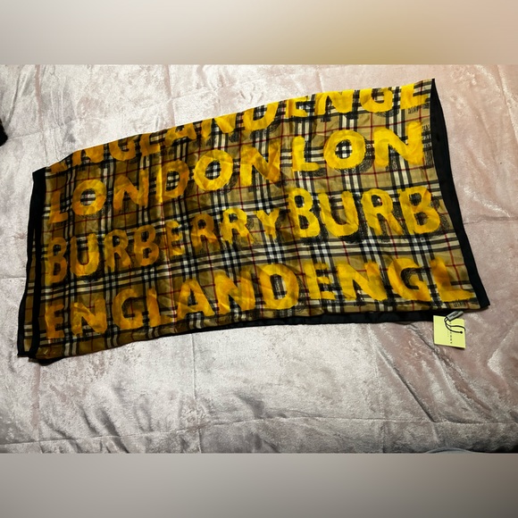 Nwt Burberry “PRINT” Pashmina 100%silk - Picture 6 of 12